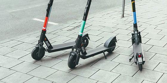 Iniziativa di mobilità sostenibile con monopattini elettrici