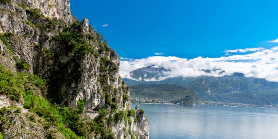 Le camminate sostenibili del Garda: alla scoperta della biodiversità sulla Rocca di Garda